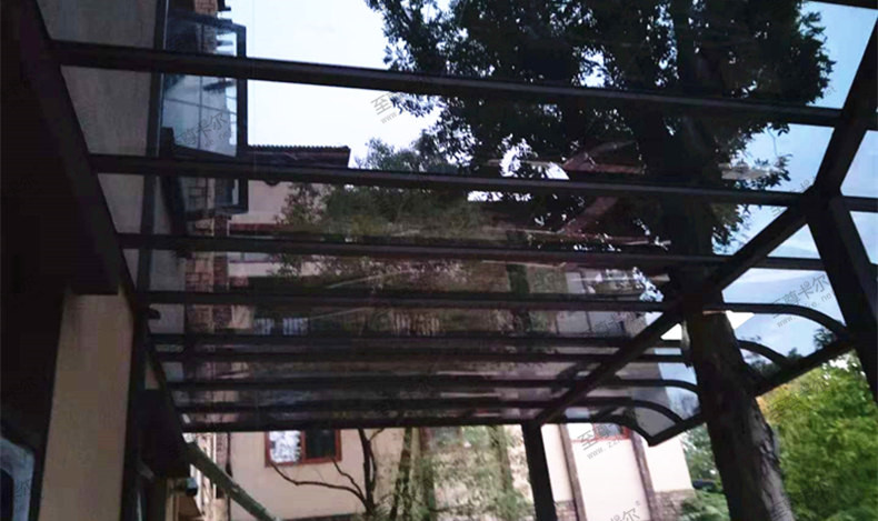 門(mén)前有棵樹(shù)，不想把樹(shù)砍了怎么搭建耐力板雨棚？