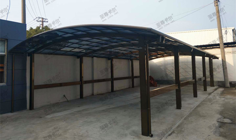 為解決員工需求，這些公司單位統一建造電動車車棚