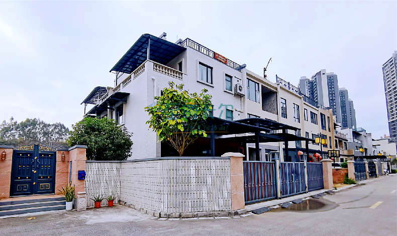 講真的，再高級的別墅，也經(jīng)不住土氣的雨棚滿墻裝